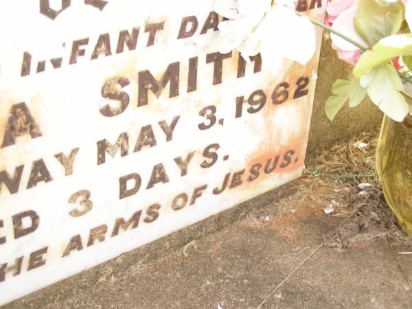 Linda SMITH,  | infant daughter,  | died 3 May 1962 aged 3 days;  | Bell cemetery, Wambo Shire  | 