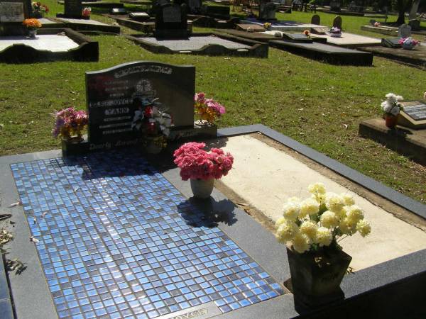 Elsie Joyce YANN,  | wife mother nan,  | died 17 Jan 1988 aged 63 years;  | Blackbutt-Benarkin cemetery, South Burnett Region  | 