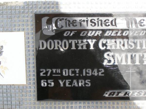 parents;  | Dorothy Christina SMITH,  | died 27 Oct 1942 aged 65 years;  | Thomas SMITH,  | died 4 May 1951 aged 78 years;  | Howard cemetery, City of Hervey Bay  | 