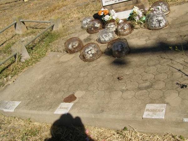 Annie Florence GRANT,  | died 5 Apr 1912 aged 36 years;  | Mary Louisa GRANT,  | died 17 Oct 1945 aged 67 years;  | Robert Peter GRANT,  | died 11 Mar 1947 aged 39 years;  | John Charles GRANT,  | died 13 April 1964 aged 90 years;  | Jondaryan cemetery, Jondaryan Shire  | 