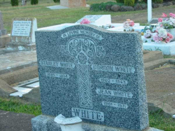 Stanley WHITE,  | 1895 - 1934;  | Gordon WHITE,  | 1902 - 1943;  | Jean WHITE,  | 1901 - 1971;  | Killarney cemetery, Warwick Shire  | 