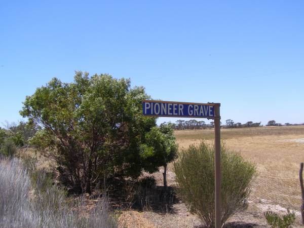 Pioneer grave near  | the road from Esperance to Albany,  | Western Australia  | 