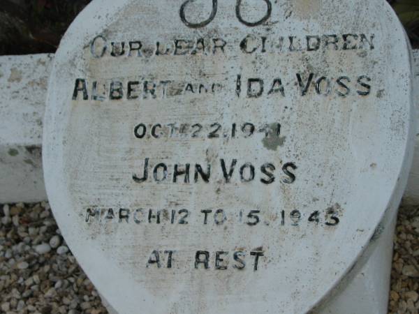 children;  | Albert & Ida VOSS,  | Oct 22 1941;  | John VOSS,  | 12 to 15 March 1943;  | Marburg Lutheran Cemetery, Ipswich  | 