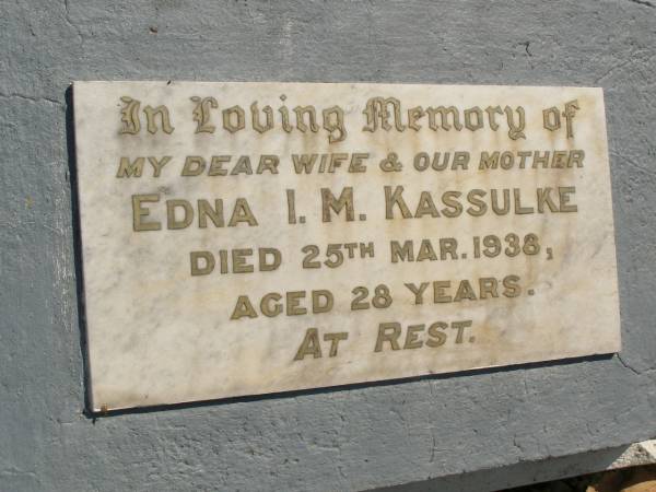 Edna I.M. KASSULKE,  | wife mother,  | died 25 Mar 1938 aged 28 years;  | Moore-Linville general cemetery, Esk Shire  | 
