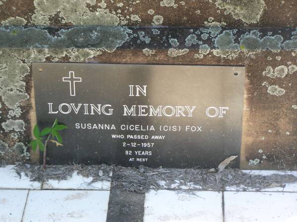 Walter W. FOX,  | husband father,  | died 29 Nov 1942 aged 55 years;  | Susanna Cicelia (Cis) FOX,  | died 1-12-1957 aged 92 years;  | Moore-Linville general cemetery, Esk Shire  | 