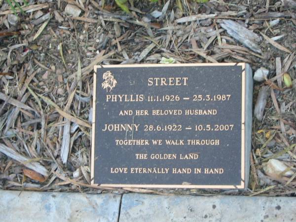 Phyllis STREET,  | 11-1-1926 - 25-3-1987;  | Johnny STREET,  | 28-6-1922 - 10-5-2007;  | Mudgeeraba cemetery, City of Gold Coast  | 