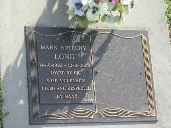 Mark Anthony LONG,  | 14-10-1922 - 12-3-2002,  | loved by wife & family;  | Mudgeeraba cemetery, City of Gold Coast  | 