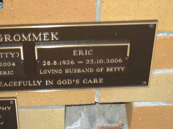 Elizabeth (Betty) GROMMEK,  | 22-11-1933 - 4-9-2004,  | wife of Eric;  | Eric GROMMEK,  | 28-8-1926 - 23-10-2006,  | husband of Betty;  | Mudgeeraba cemetery, City of Gold Coast  | 