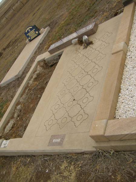 Sarah Ann GAMBLING,  | born 2 Apr 1900,  | died 11 Jan 1910;  | May Gladys GAMBLING,  | born 9 Aug 1913,  | died 1 Jan 1915;  | Rossetta (Rose) GAMBLING,  | died 4 Dec 1928 aged 48 years;  | George Henry GAMLBING;  | Nobby cemetery, Clifton Shire  |   | 