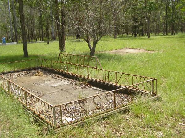 T.S. SWINDALL;  | E.E.S. SWINDALL;  | L.A.S. SWINDALL;  | G.W.H. SWINDALL;  | S.G.S. SWINDALL;  | South Isis cemetery, Childers, Bundaberg Region  | 